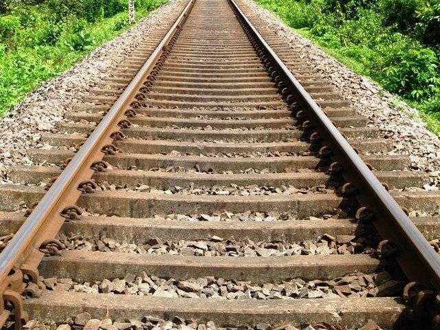 پنو ں عاقل ریلوے ڈاﺅن ٹریک ٹوٹ گیا، خیبر میل معجزانہ طور حادثہ سے محفوظ
