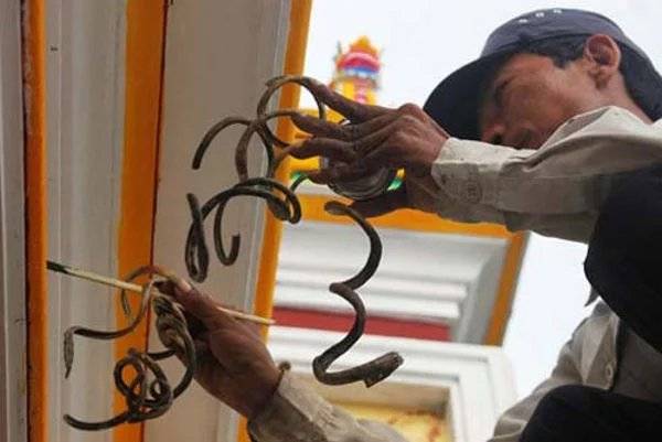 ایسا شخص جو 35 سال سے ناخن کاٹے بغیر زندگی گزار رہا 