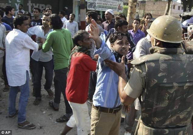 بھارتی ریاست گجرات میں ہزاروں ہندووں کا مسلمان آبادی پر دھاوا،ایک جاں بحق