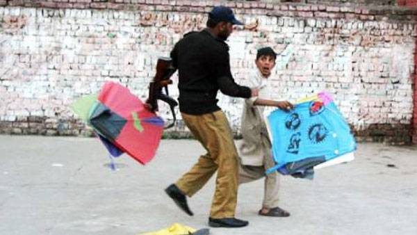  آٹھ سالہ بچہ پتنگ اڑاتے چھت سے گر جاں بحق ہو گیا 