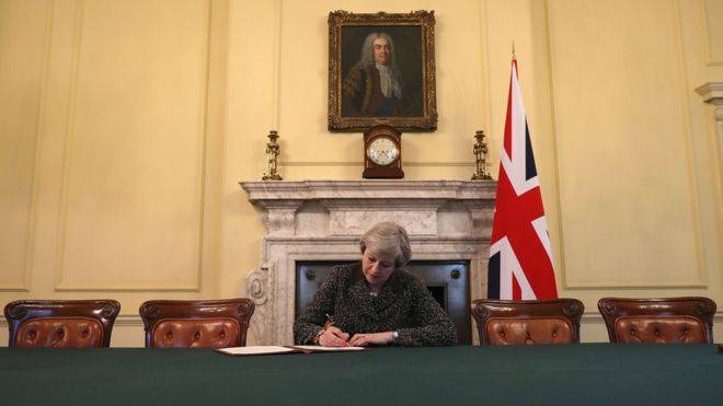 برطانوی وزیراعظم نے بریگزٹ کا عمل شروع کرنے کیلئے خط پر دستخط کر دیئے