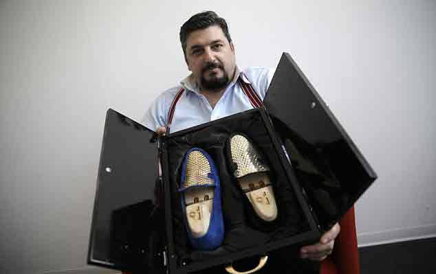 اٹلی: شو ڈایزئنر نے خالص سونے سے مزین دنیا کا پہلا جوتا بنا ڈالا