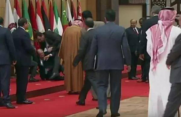 عرب لیگ اجلاس میں لبنانی صدر منہ کے بل گر گئے