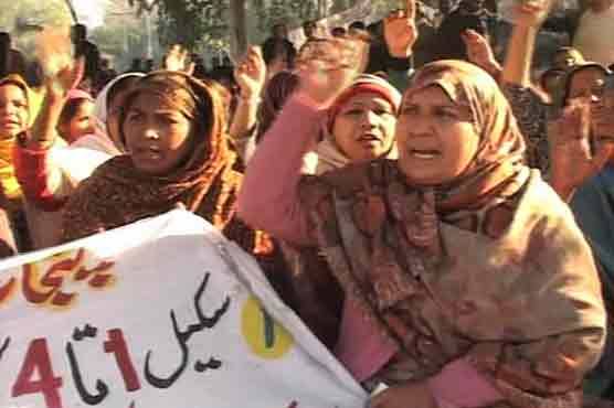ملتان : ڈینٹل اسپتال کے پیرامیڈیکل اسٹاف کا ایم ایس کے رویے کیخلاف احتجاج