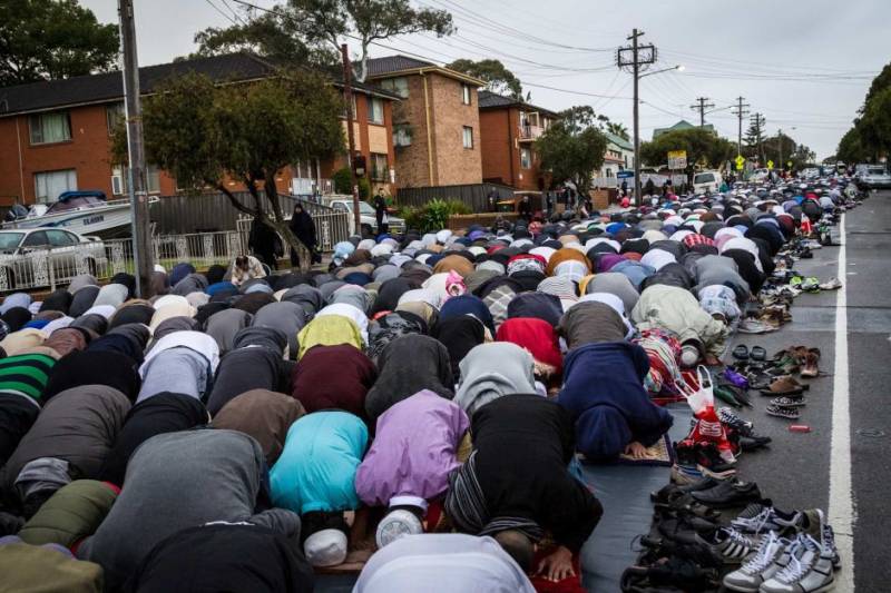 پیرس میں مسلمانوں کی سڑک پر نماز ادا کرنا شروع کر دی