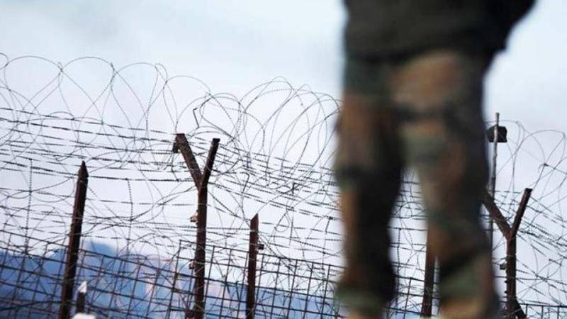 سری نگر ایئر پورٹ پر بھارتی فوجی کے سامان سے دو دستی بم برآمد