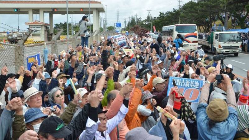 امریکی فوجی اڈوں کیخلاف جاپانیوں کا احتجاجی مظاہرہ‎