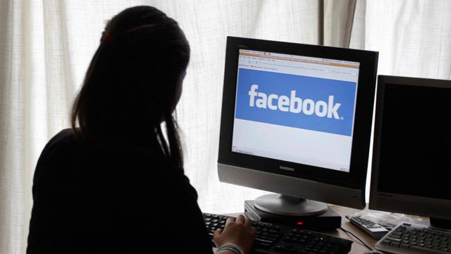 تنہائی کی شکار خواتین فیس بک کا استعمال زیادہ کرتی ہیں ،ماہرین 