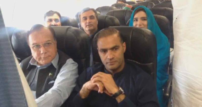 عابد شیر علی، منظور وٹو اور علیم خان کا برابر کی نشستوں پر فضائی سفر
