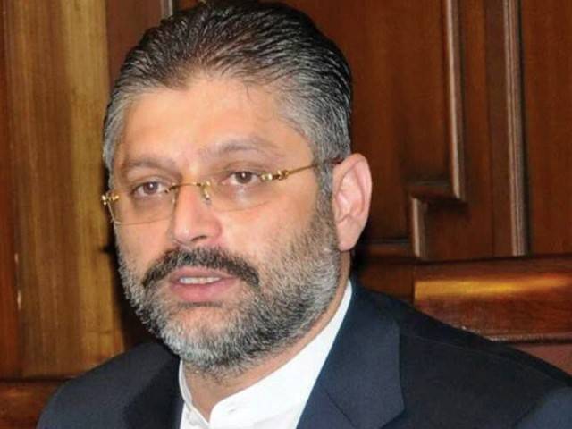 شرجیل میمن نے تحفے میں ملے سونے کے دونوں تاج چھیپا کو دیدیئے