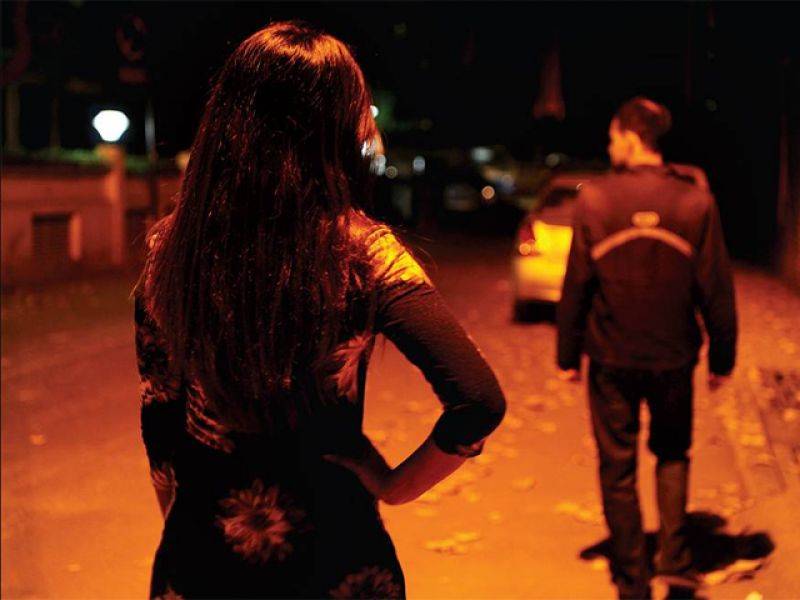 بھارت میں خواتین نے کار سوار شہری کو لوٹ لیا
