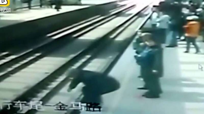 80 سالہ چینی شہری ٹرین کے نیچے آنے کے باوجود زندہ بچ گیا