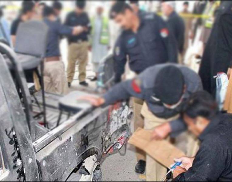 اوکاڑہ: ساتھیوں کو چھڑانے کے لئےڈاکوؤں کی پولیس وین پر فائرنگ،2ڈاکو ہلاک
