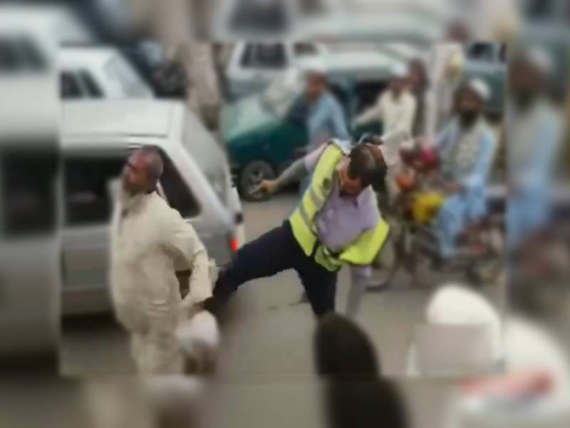 پشاور:بزرگ شہری پر سر عام تشدد کرنے والا ٹریفک وارڈن برطرف