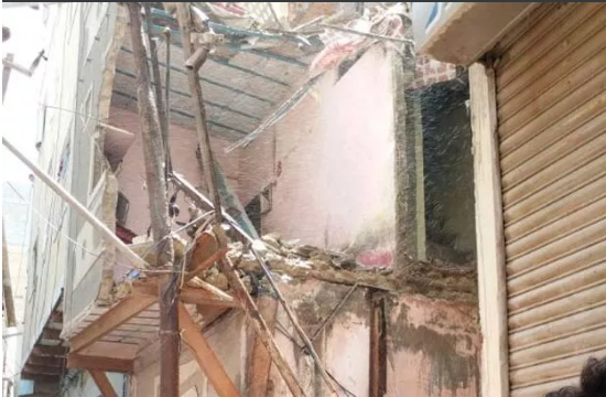کراچی میں رہائشی عمارت گرنے سے ہلاکتوں کا خدشہ 