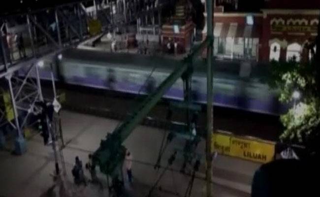 ٹرین پر سیلفی بناتے 3 لڑکے گر کر ہلاک 
