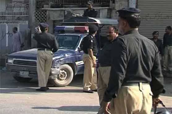کراچی: پولیس مقابلےکے بعد ایک زخمی سمیت 4 ملزمان گرفتار،بھاری مقدار میں اسلحہ برآمد