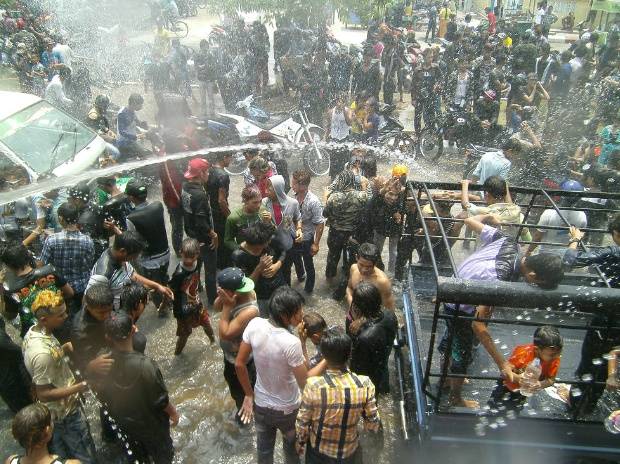 میانمار: واٹر فیسٹول خونی بن گیا، 285 افراد ہلاک