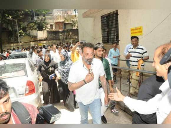 سنجے دت کے عدالت میں پیش ہونے پر ان کے ناقابل ضمانت وارنٹ گرفتاری منسوخ کردیئے