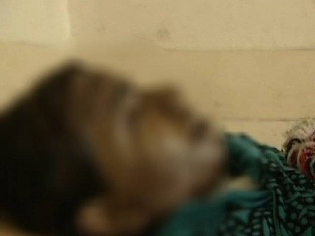گھروالوں نے 22 سالہ لڑکی کو جلا کر مار ڈالا 