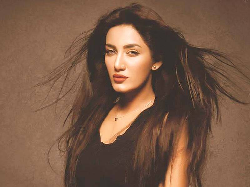  اداکارہ متھیرا فحش ترین اشتہار میں بھی جلوہ گر ہو گئیں, سوشل میڈیا پر شدید تنقید کا نشانہ بن گئیں