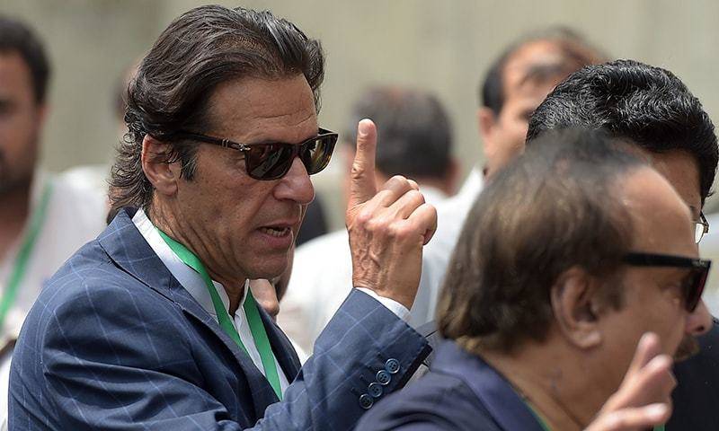 پانامہ کا فیصلہ نواز شریف کے حق میں آنے کے بعد عمران خان احاطہ عدالت سے واپس چلے گئے