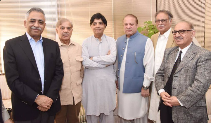 تاریخی فیصلے کے بعد نوازشریف کی اہلخانہ سے گلے ملنے کی تصاویر وائرل 