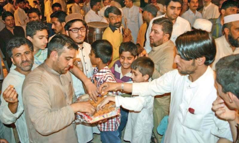 سپریم کورٹ کے فیصلے کے بعد ن لیگ کے ورکروں نے مٹھائیاں بانٹی گئیں