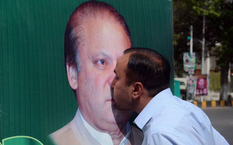 پاناما کیس کا فیصلہ سنتے ہی ملک بھر میں لیگی کارکن خوش، مٹھائیاں تقسیم