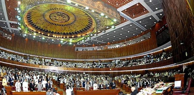 پارلیمنٹ میں قومی اسمبلی کا اجلاس ،شدید ہنگامہ آرائی 