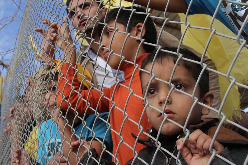 فلسطینی بچوں نے بنائی انسانی زنجیر
