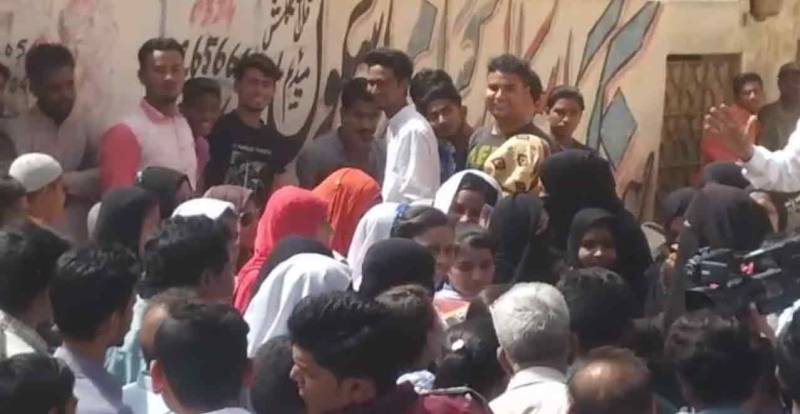کراچی: طالبات نے مرد اساتذہ کے تلاشی لینے پر پرچہ دینے سے انکار کر دیا