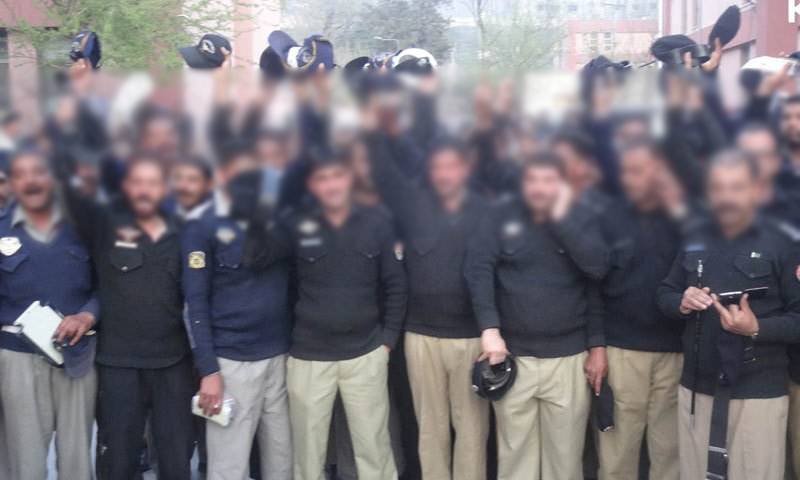  ڈی آئی جی ٹریفک آفس کے باہر ٹریفک پولیس اہلکاروں کا احتجاج ،ایک اہلکار کو دل کادورہ