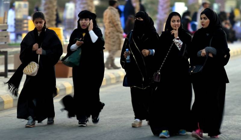 سعودی عرب میں غیر ملکیوں پر دو سے زائد موبائل سیمیں رکھنے پر پابندی عائد 