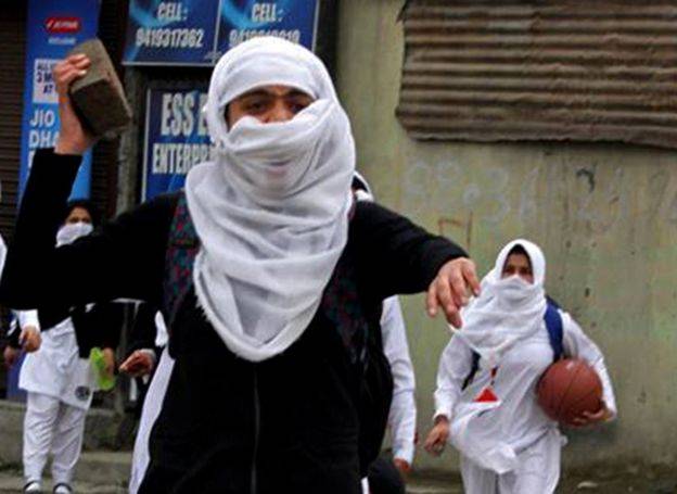 کشمیری لڑکیوں کی بھارتی مظالم کے خلاف تصاویر سوشل میڈیا پر وائرل 