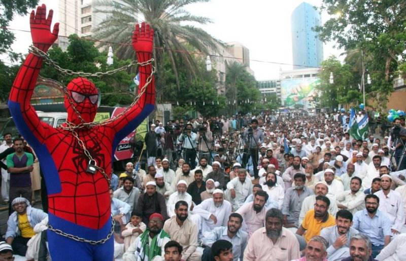  دیسی سپائڈر مین احتجاجی جلسے میں پہنچ گیا