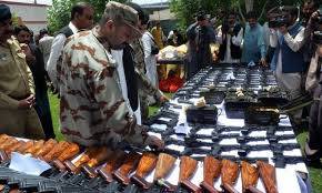 ڈیرہ بگٹی : سوئی میں ہتھیار ڈالنے والے فراریوں کی نشاندہی پر بھاری تعداد میں اسلحہ برآمد 