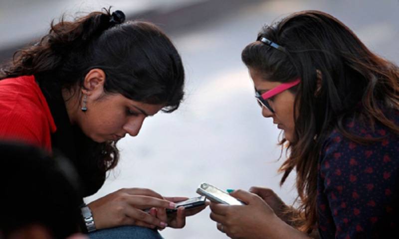 بھارت میں گاؤں میں خواتین کے موبائل استعمال کرنے پر پابندی ، بھاری جرمانہ بھی ادا کرنا ہو گا 