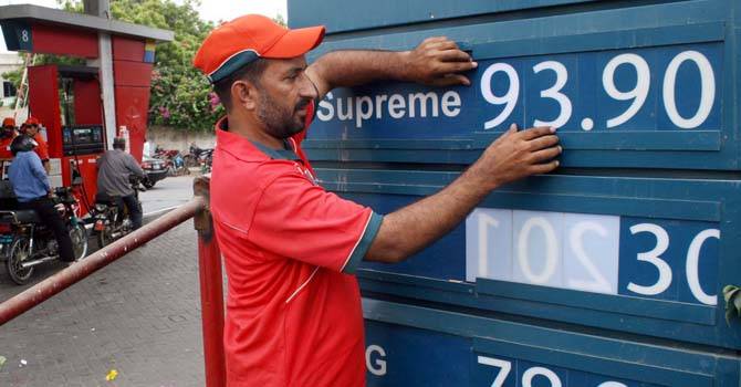 لاہور:رواں برس عالمی منڈی میں خام تیل کی قیمتیں مسلسل کم،پاکستان میں الٹی گنگا