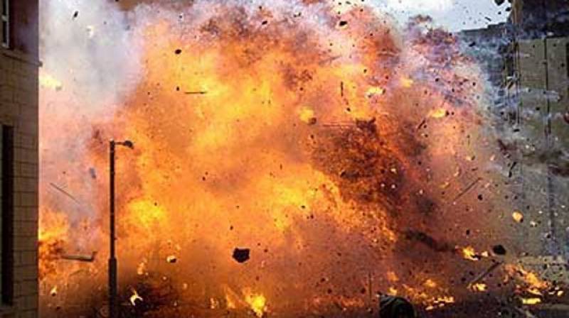 پشاور:گڑھی باغبان میں گورنمنٹ اسکول کے گیٹ پر دھما کا