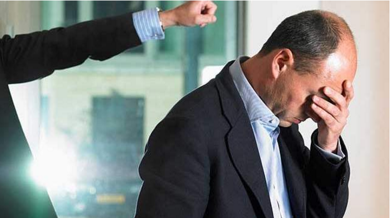یو اے ای میں اچھی پرفارمنس نہ دکھانے والوں کو نوکری سے نکال جا سکتاہے ، قانونی ماہر 