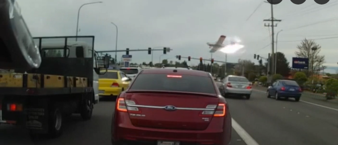 مصروف شاہراہ پر جہاز کے کریش ہونے کی ویڈیو سوشل میڈیا پر وائرل 