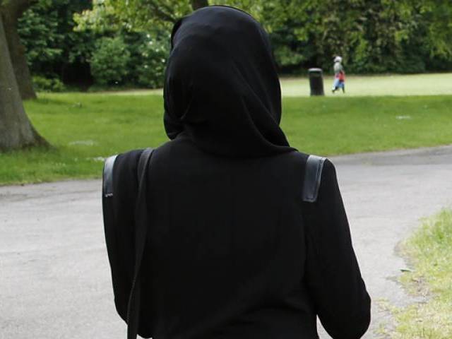 امریکی ٹیچر کو مسلم طالبہ کا اسکارف کھینچنا مہنگا پڑ گیا