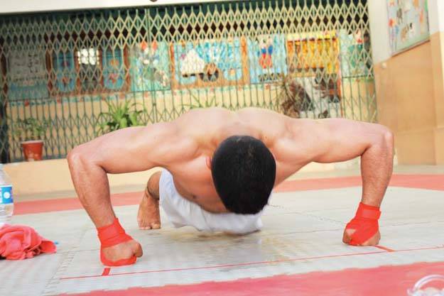 پاکستانی چائے والے کے پش اپس میں دو نئے عالمی ریکارڈز