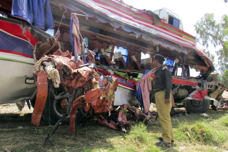 صادق آباد : زائرین کی بس الٹنے سے 30مسافر زخمی