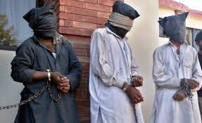 مظفر گڑھ کی عدالت کا انوکھا فیصلہ، منشیات فروشوں کو گلیاں اور نالیاں صاف کرنے کی سزا سنادی