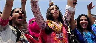 پشاور میں خواجہ سراوں نے صدرفرزانہ کیخلاف علم بغاوت بلند کردیا ،لیلیٰ کو نیا صدر بھی چن لیا