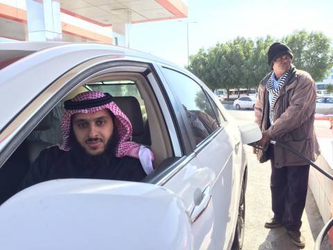 سعودی عرب، گاڑیوں میں ایندھن بھرواتے ہوئے موبائل فون کے استعمال پر پابندی