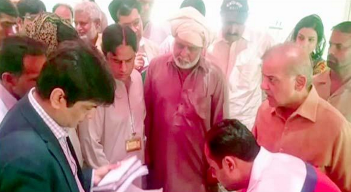 وزیر اعلی شہباز شریف کا چین سے آتے ہی وزیر آباد گندم خریداری مرکز کا دورہ 