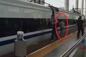 چینی لڑکے نے دروازے میں پھنسی انگلی ٹرین کی رفتار سے بھاگ کر کٹنے سے بچا لی 